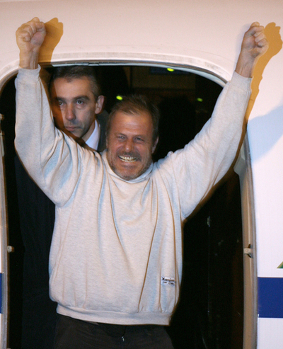 タリバンに拉致された伊記者、歓喜の帰国 - イタリア