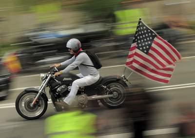 道路を埋め尽くす無数のハーレー、バルセロナで愛好家イベント