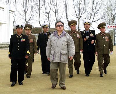 金正日総書記、軍事パレードに姿を見せる - 韓国