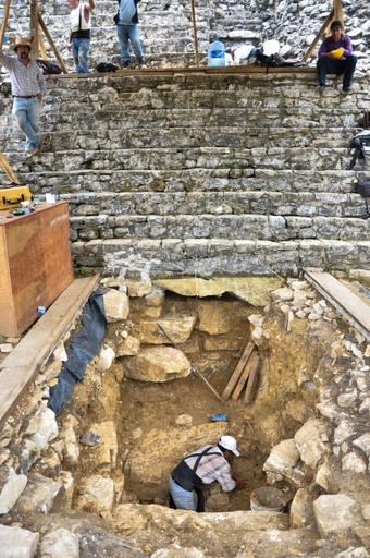 マヤ文明のピラミッドの下に水路発見、死者の国への通路か