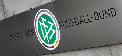 イスラエル戦でナチス式敬礼、独サッカーファンを捜査