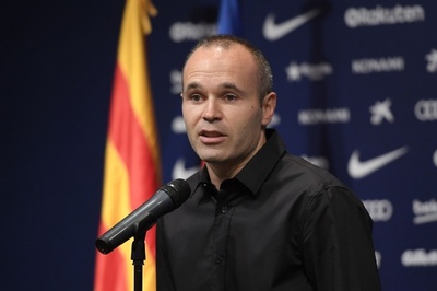 イニエスタ、バルセロナとクラブ史上初の「生涯契約」結ぶ