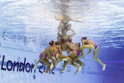 水中カメラがとらえたシンクロナイズドスイミング・チームの演技