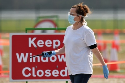 コロナ感染の英首相、回復に「良い進展」 英国の死者1万人に迫る