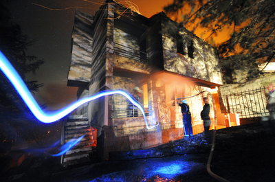 マケドニアで山火事、消防士ら必死の消火作業