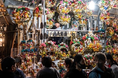 商売繁盛を祈願する酉の市 東京・新宿の花園神社