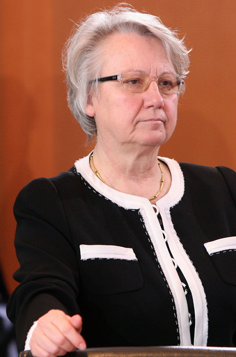 ドイツ教育相に論文盗用疑惑、博士号剥奪