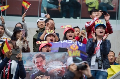 中国OPの外国人審判、片言の中国語で観客を楽しませる