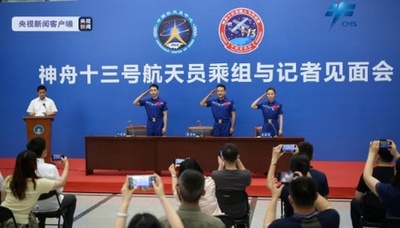 神舟13号の宇宙飛行士、帰還後初の記者会見