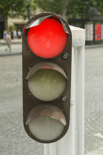 オーストリアの危険交差点に霊柩車、「いつもお待ちしております」