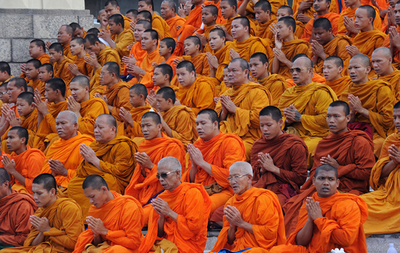 僧侶400人が衝突地区に集結、平和祈る タイ