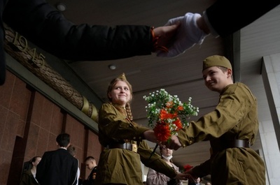 ワルツで戦勝記念日を ロシア・モスクワ