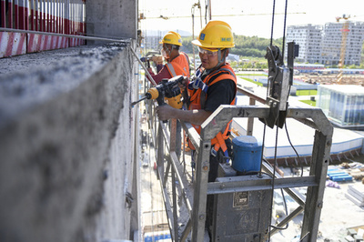 中国の労働者の最低賃金、各地で引き上げ