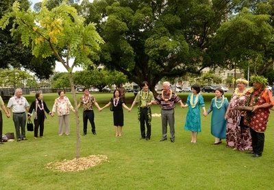 ハワイ訪問の秋篠宮ご夫妻、ホノルルで記念植樹