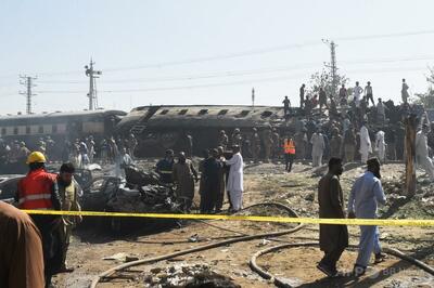 爆弾積んだ車が兵士ら運ぶ列車に衝突、24人死亡 パキスタン当局