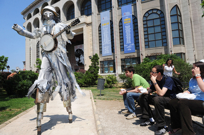 路上パフォーマンスの祭典、欧州各国から劇団が集結 ルーマニア