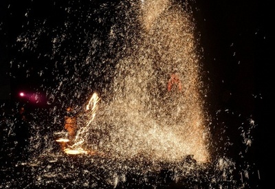 花火ではなく「火花」、中国で春節締めくくる伝統行事