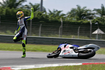 バレンティーノ・ロッシが事故 ジャンプで回避し怪我は免れる