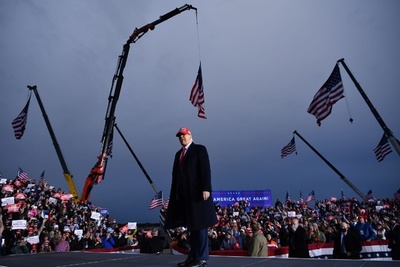 トランプ氏集会、聴衆からミシガン州知事を「収監しろ」コール