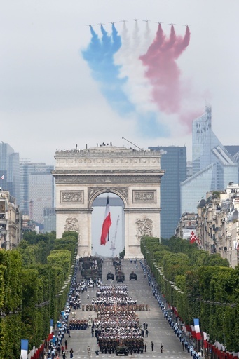 仏革命記念日で軍事パレード、自衛隊員も行進