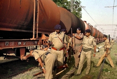 インド毛派が列車襲撃、乗客300人以上が一時人質に