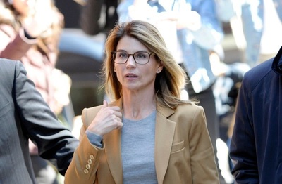 米女優ロックリン被告に禁錮2月 裏口入学スキャンダル