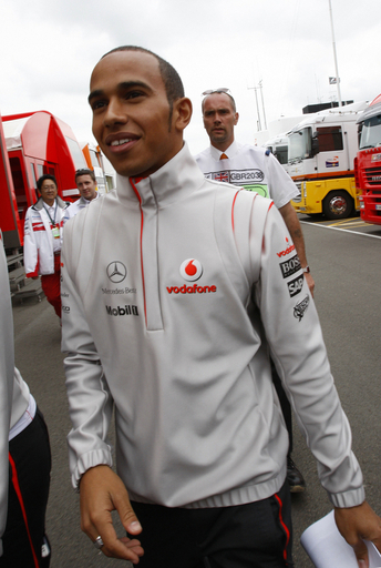 F1第9戦・英国GP開幕を控えハミルトンがパドック入り