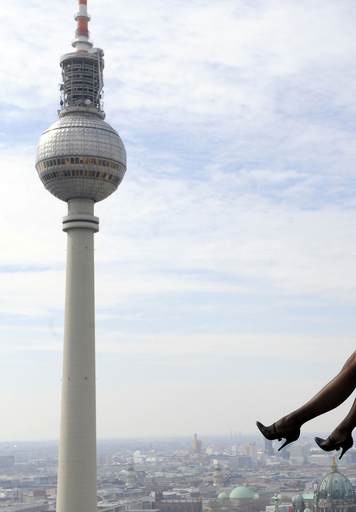 プレイメイトが降ってきた！？ベルリンで「ベースジャンプ」イベント