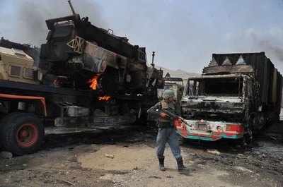 タリバンが米軍基地攻撃、NATO軍輸送車約40台爆破