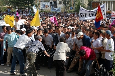 モンゴルの暴動で日本人1人が重傷