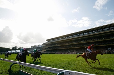 ヴァルトガイストが凱旋門賞制覇、エネイブルは3連覇ならず