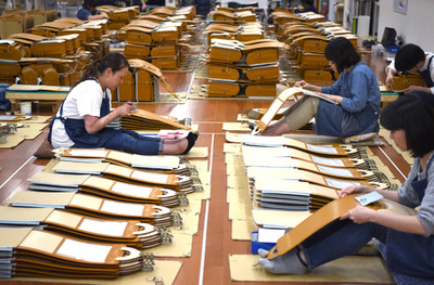 6年間の「相棒」で「自立の一歩」 職人の手仕事光るランドセル