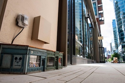 見つけだせる⁉ 米ボストン各所に「ネズミ」の建築物