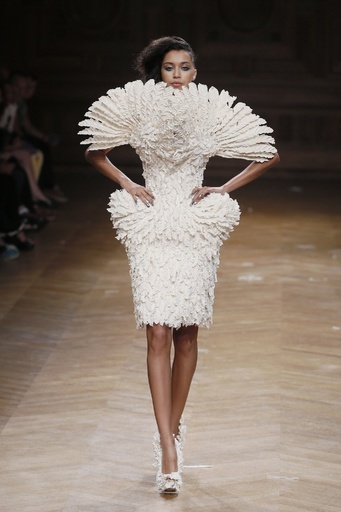 羽根で作り上げる衝撃のインパクト、「セルカン・クーラ」14/15年秋冬オートクチュール