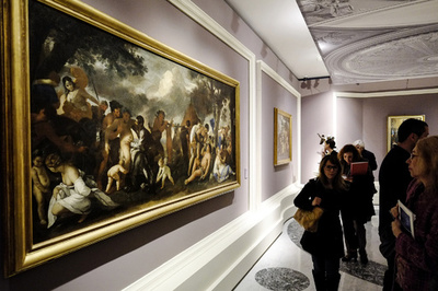 転んで1億8000万円の名画に「穴」、台湾