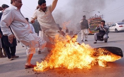 パキスタン閣僚の自宅で自爆攻撃、4人死亡