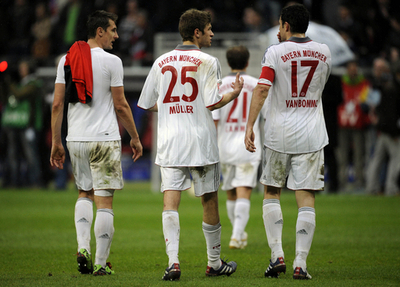 バイエルン首位守る 2位シャルケは引き分け