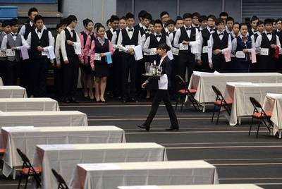 台湾でトレー運びコンテスト、給仕の「技」競う 