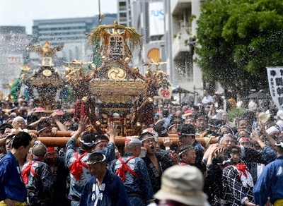 豪快に水掛け、江戸三大祭りの一つ 深川八幡祭り