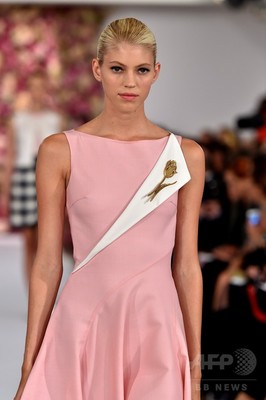 淡い色使いのギンガムチェック オスカー デ ラ レンタ 15年春夏 写真81枚 ファッション ニュースならmode Press Powered By Afpbb News