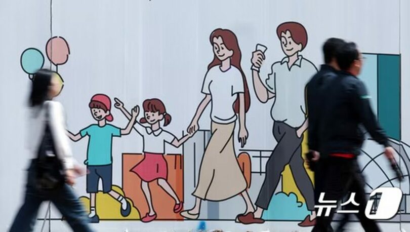 ソウル都心の工事現場の仕切りに描かれた幸せな家族の絵(c)news1