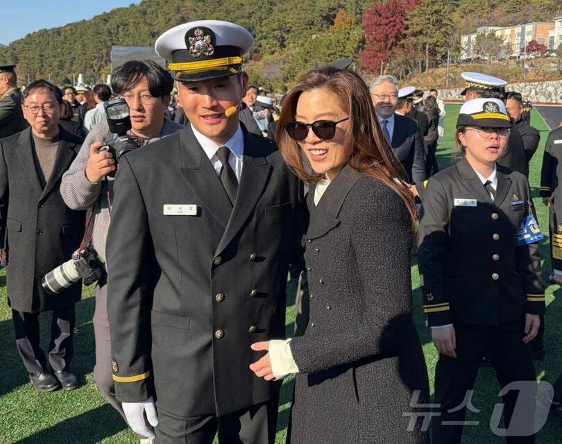 11月28日、慶尚南道昌原市の海軍士官学校で開かれた第139期海軍・海兵隊士官候補生修了・任官式に出席し、長男イ・ジホ氏と記念撮影する大象グループのイム・セリョン副会長(c)news1