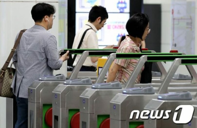 ソウル・光化門駅で改札を通過する市民ら(c)news1