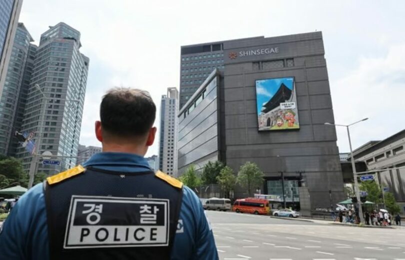 5日午後、ソウル・新世界百貨店本店に爆発物を仕掛けたと通報があり、周辺を統制する警官(c)NEWSIS