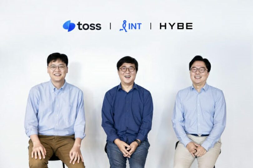 記念撮影する(写真左から)トスのイ・スンゴン代表、インターパークのチェ・フィヨン代表、HYBEのキム・テホCOO(c)KOREA WAVE