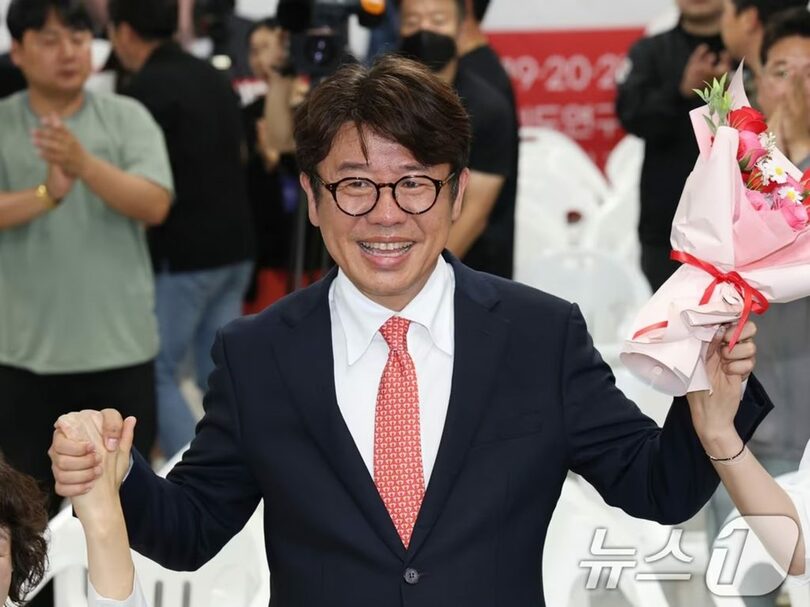 4日午前、当確が告げられ歓呼するユ・ウィドン氏(c)news1