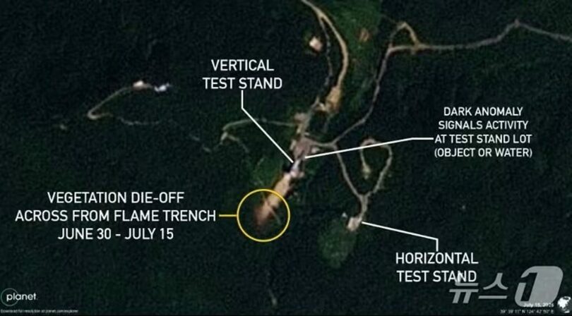 平安北道東倉里の西海衛星発射場にあるエンジン試験台付近で、植物が枯れている様子＝NKニュース(c)news1