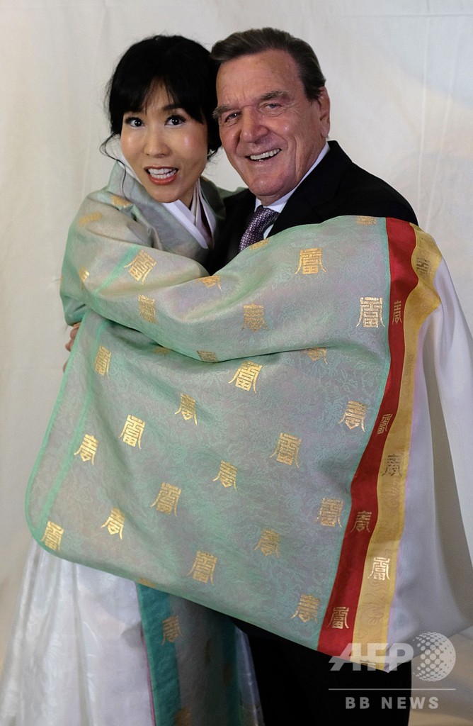 シュレーダー前独首相、韓国人女性と結婚式 ベルリンの最高級ホテルで