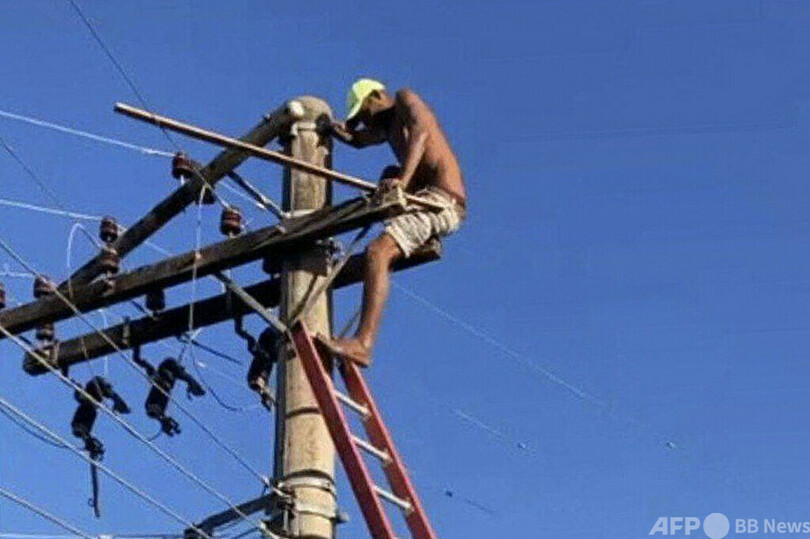 電柱に「籠城」した男、24時間後に投降 ブラジル