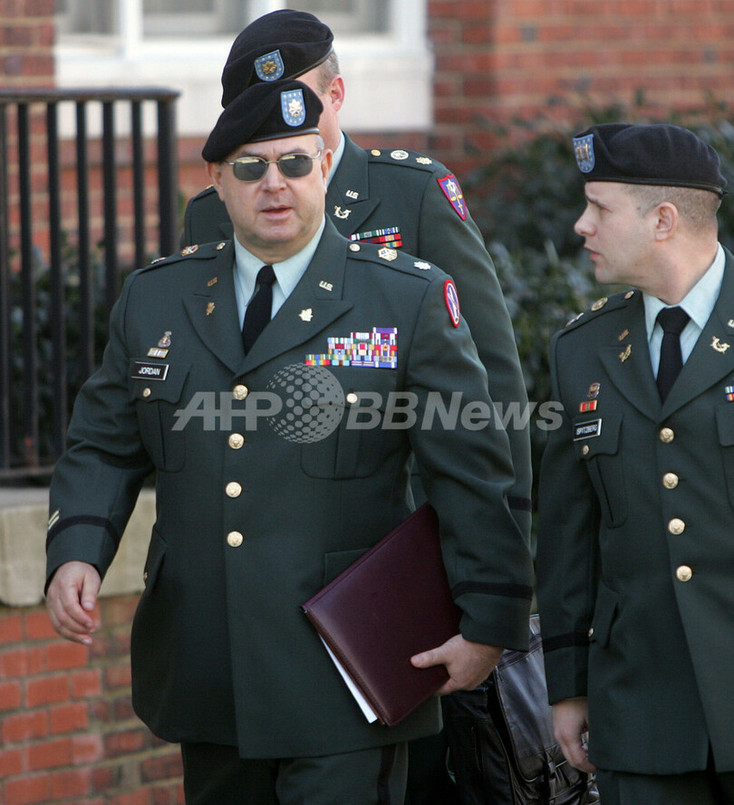 アブグレイブ捕虜虐待の米軍中佐、8月に軍法会議へ - 米国